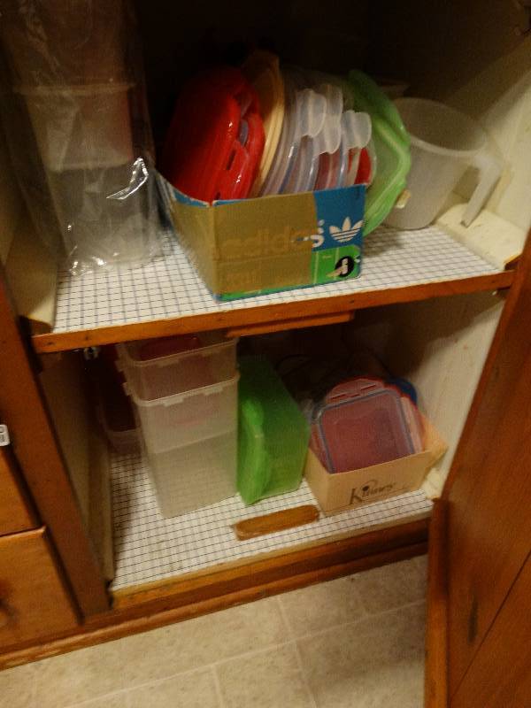 lot 12951 image: Lot of plastic food storage containers