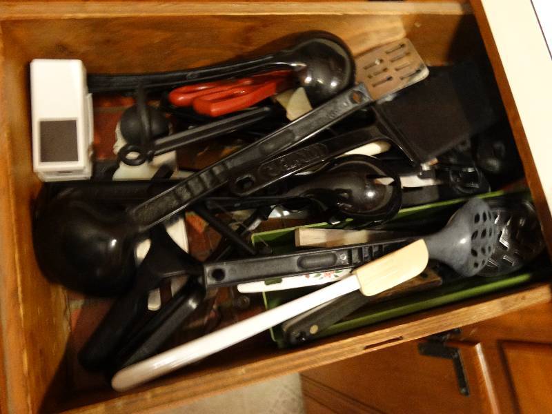 lot 12952 image: Lot of various kitchen utensils
