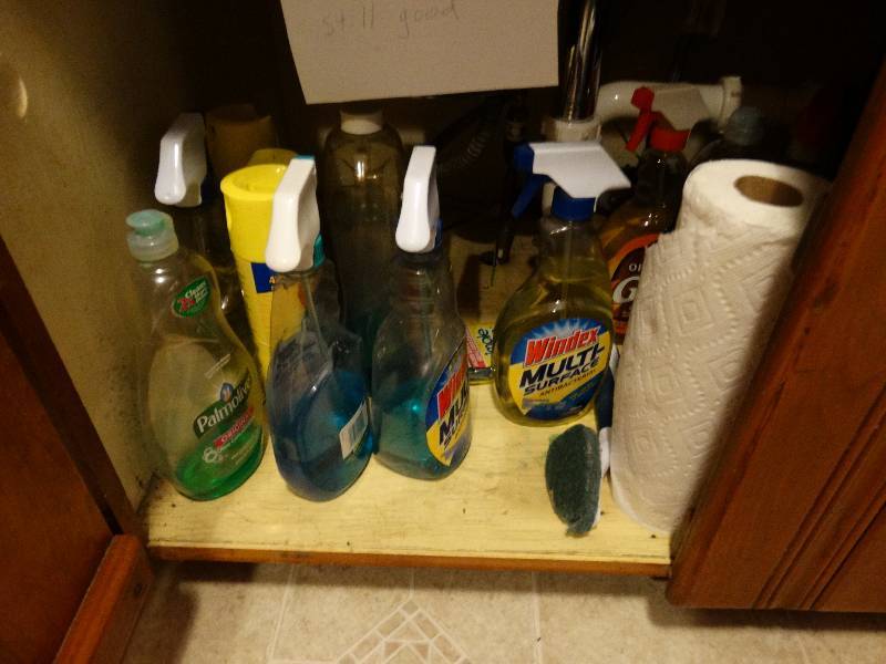 lot 12953 image: Lot of various cleaning supplies