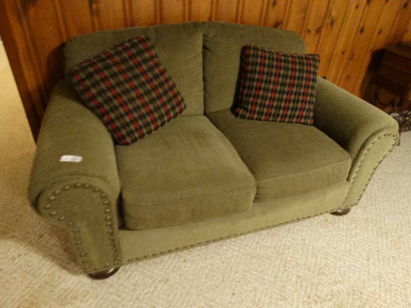 lot 12973 image: Allen White 2 cushion loveseat- Great shape