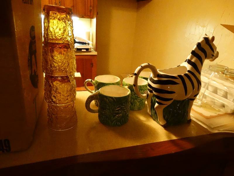 lot 12979 image: Lot of kitchenware