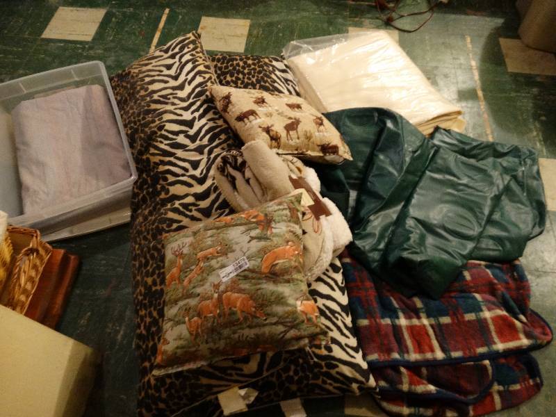 lot 13476 image: Lot of various bedding & pillows
