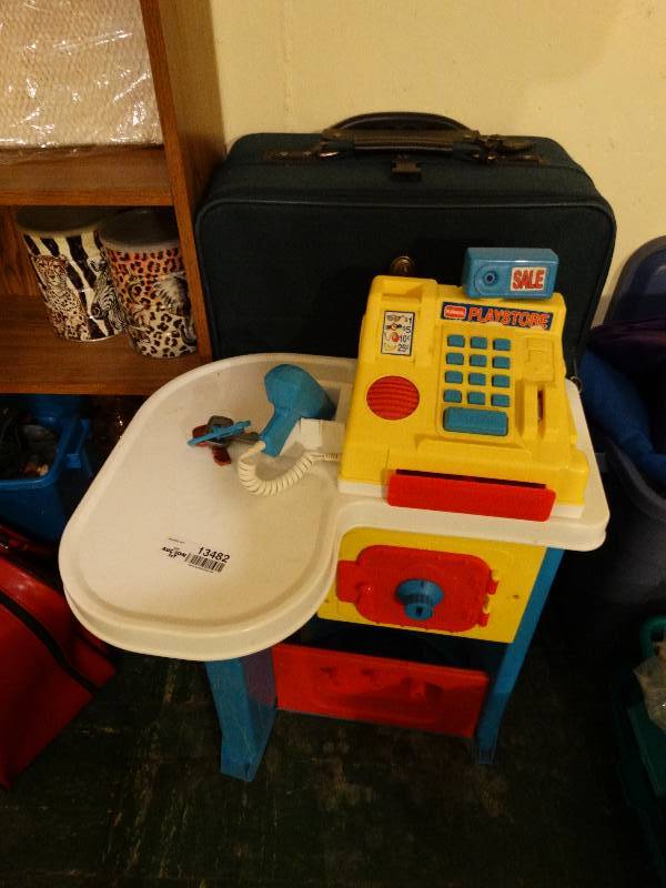 lot 13482 image: Kids toy & luggage