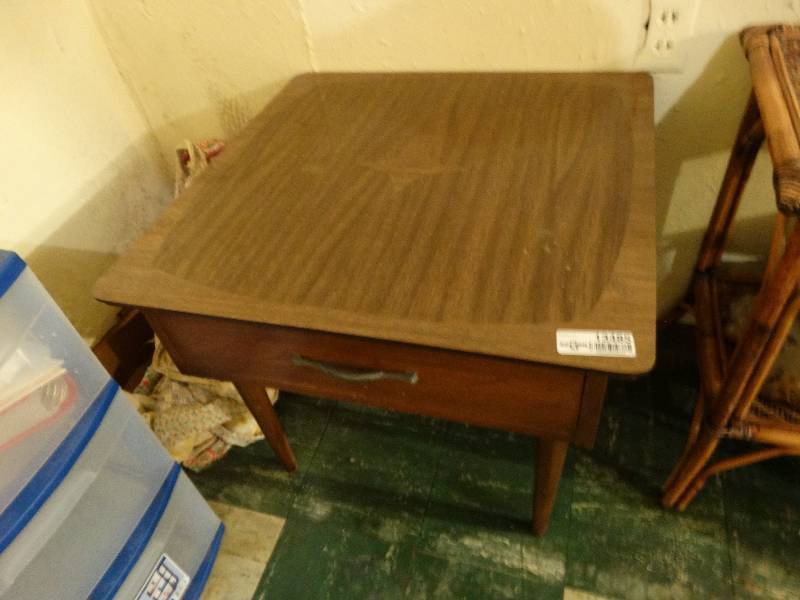 lot 13485 image: Vintage end table w drawer