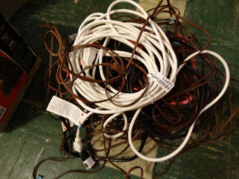 lot 13491 image: Large lot of various extension cords