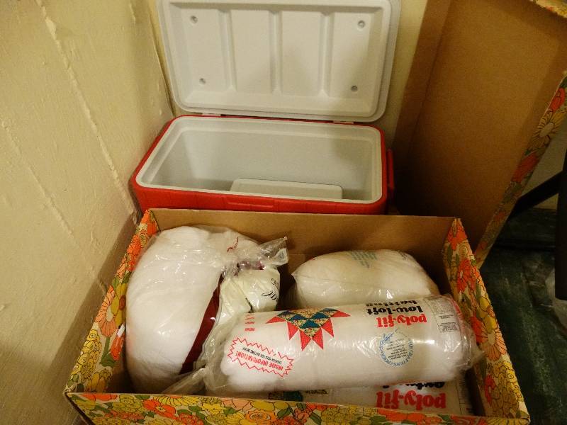 lot 13495 image: Cooler & various polyfill