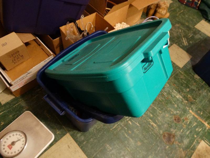 lot 13500 image: 2 plastic totes