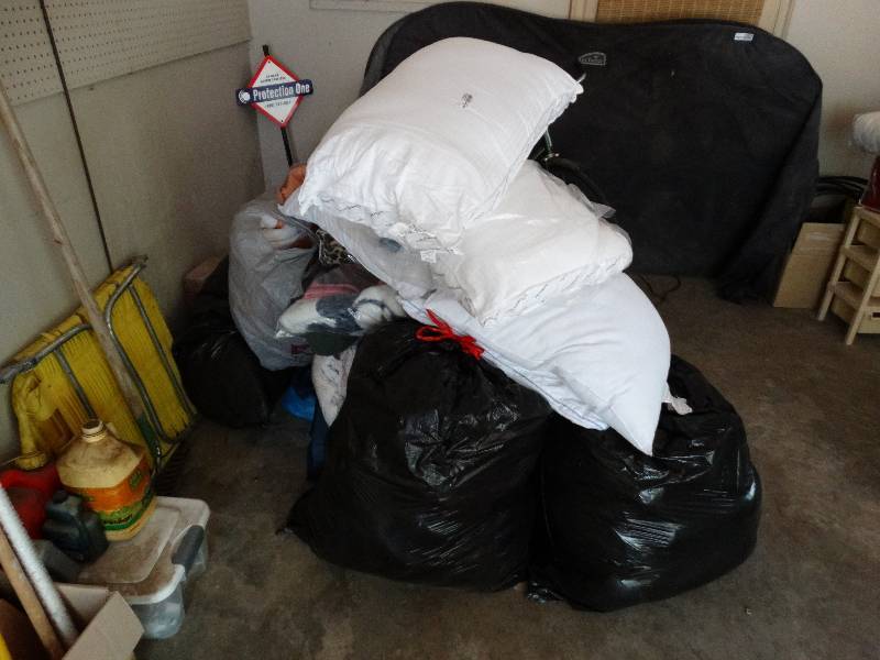lot 13504 image: Large lot of linen, bedding and pillows.
