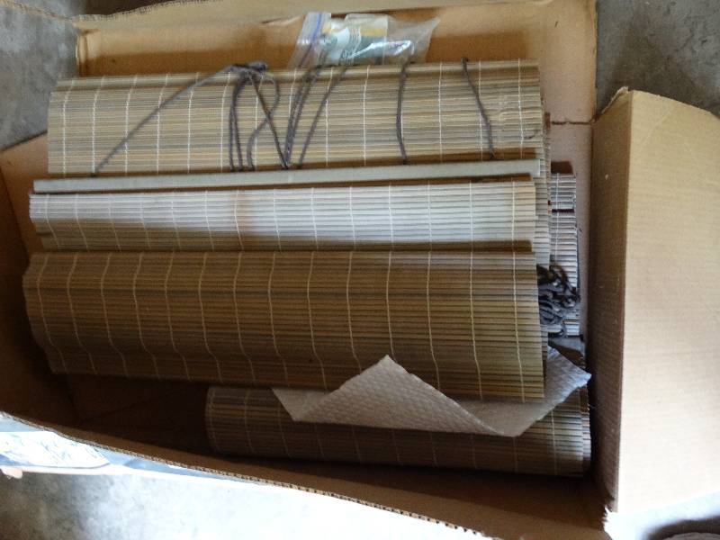 lot 13508 image: Lot of patio blinds.