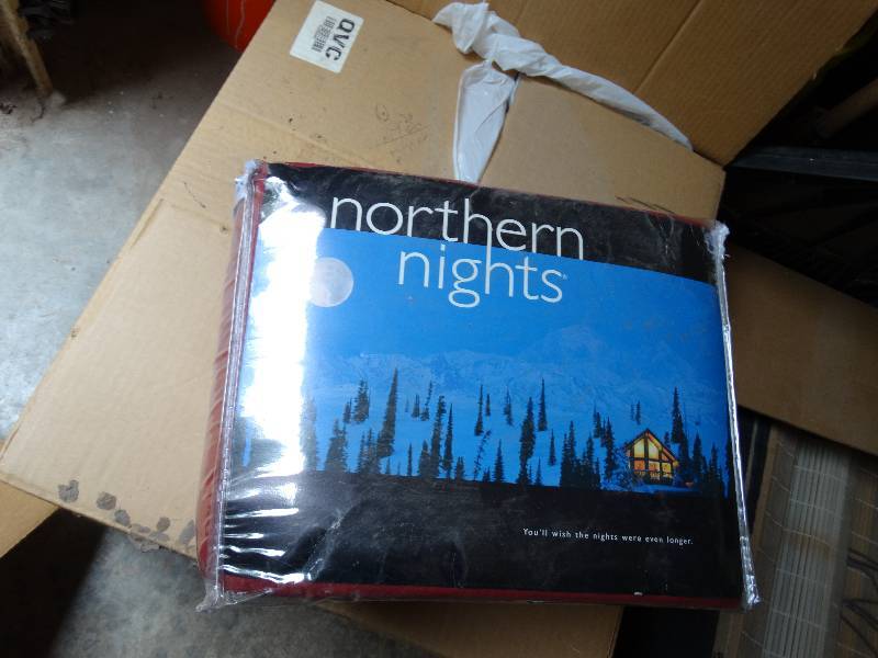 lot 13510 image: Northern night king size sheet and a blanket.