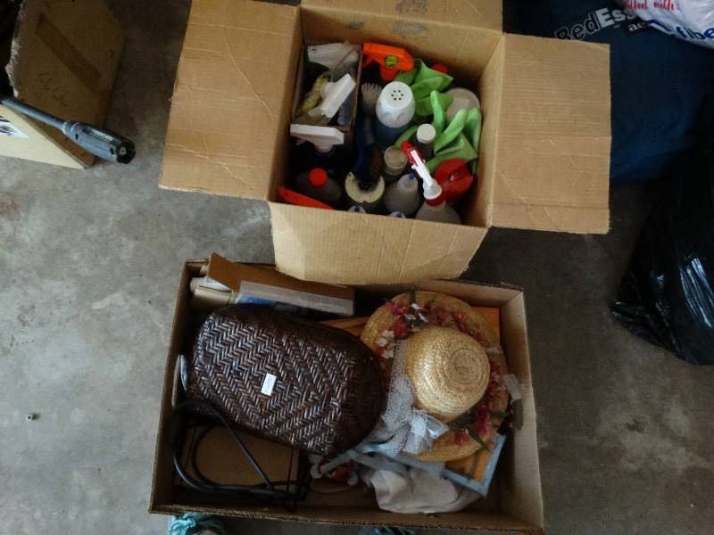 lot 13515 image: Lot of miscellaneous home decor and cleaning supplies.