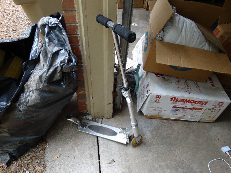 lot 13520 image: Kids scooter.