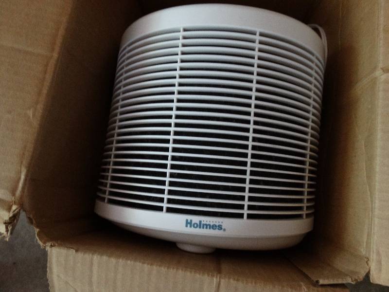 lot 13529 image: Holmes air Purifier.