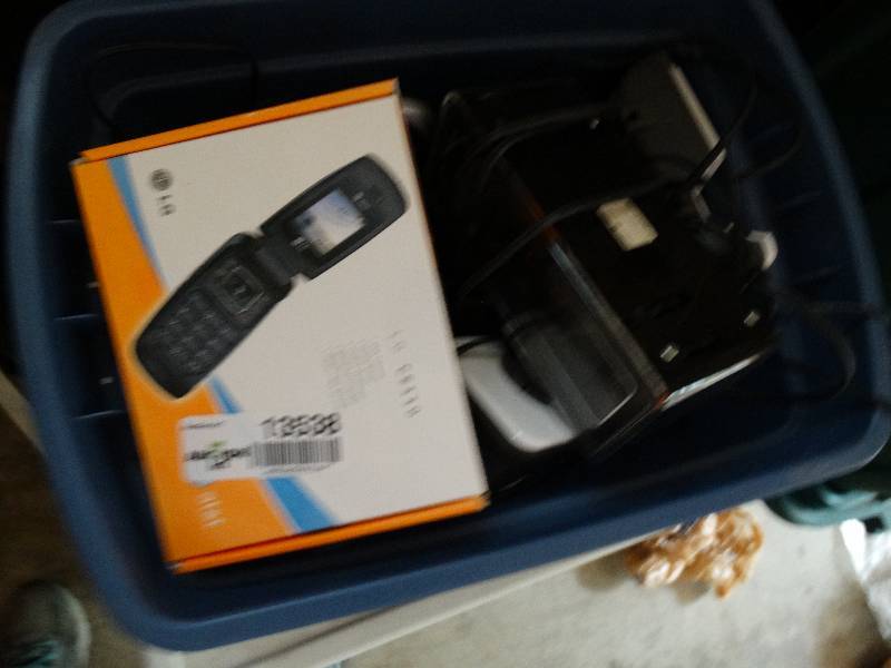 lot 13538 image: Box of miscellaneous electronics.