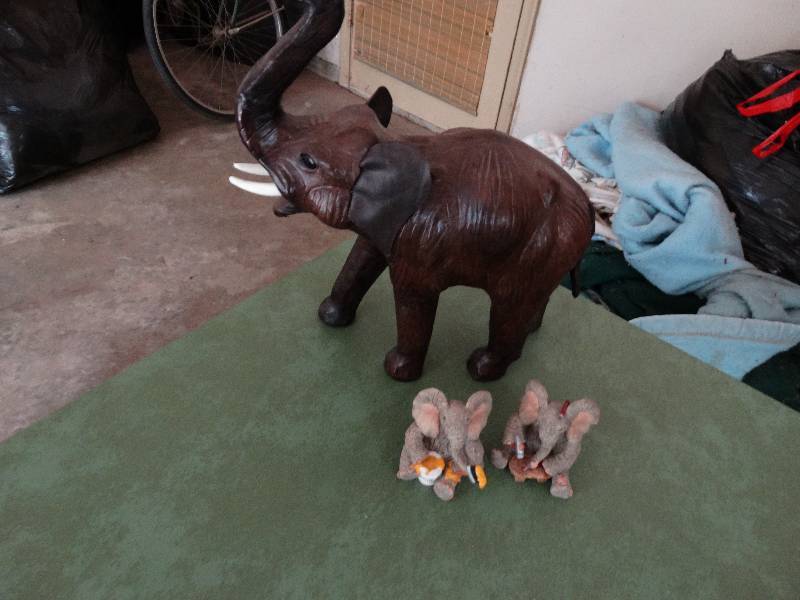 lot 13539 image: Elephant decor made in india and 2 small elephant decor.