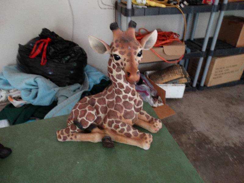 lot 13540 image: Giraffe decor.