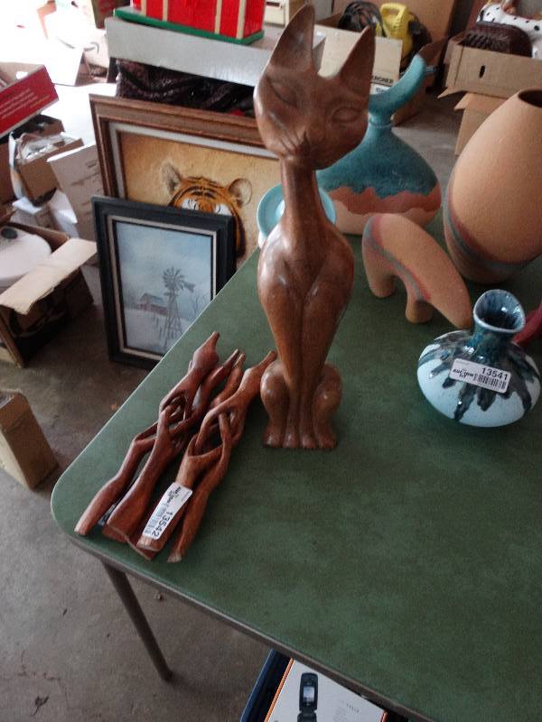 lot 13542 image: Wooden cat and wooden decor.