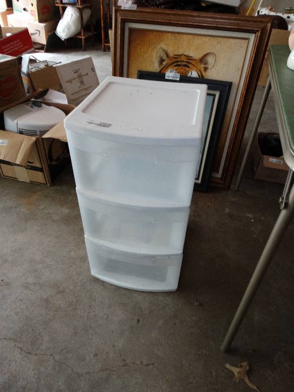 lot 13546 image: Srerilite 3 drawer container.