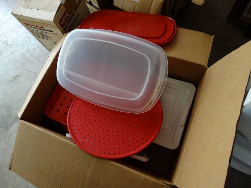 lot 13547 image: Kitchen plastic ware and ice cream maker.