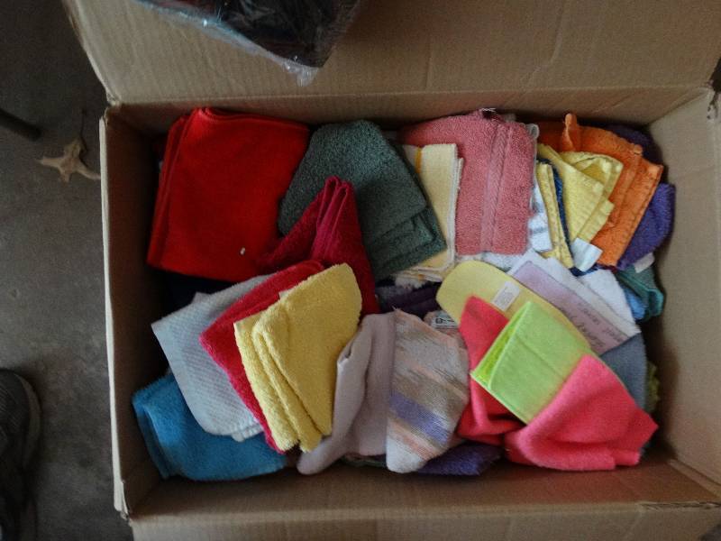 lot 13549 image: Box of wash clothes, hand towels and table clothes.