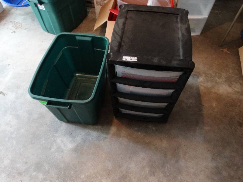 lot 13563 image: 4 Drawer plastic container with arts and crafts and farm toys.