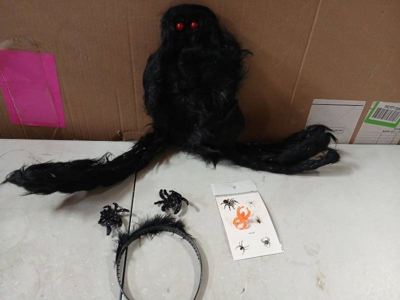 lot 42233 image: Halloween Spider Decoration Set with LED Eyes