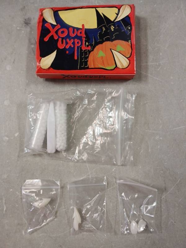 lot 42319 image: Plastic Fake Demon Teeth for Costume