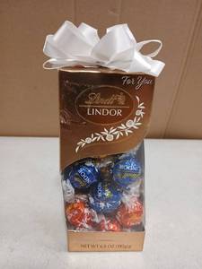 lot 31909 image: Lindt Lindor Assorted Chocolate Truffles Gift Box 6.8oz