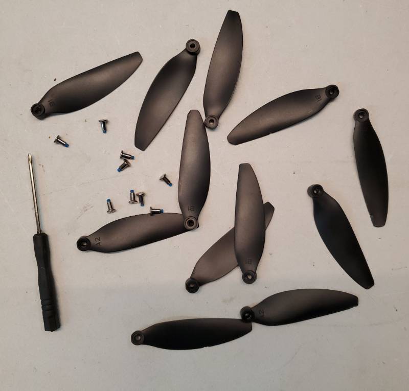 lot 41303 image: Drone Propellers, 12PC, with 9 Screws.
