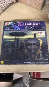 lot 1537 image: Grafix 3D Lenticular Alien Invasion Puzzle