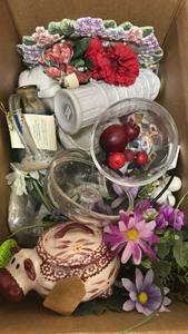 lot 5491 image: Mixed Decorative Items-Glass and Floral pieces