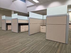 lot 13040 image: Modern Office Cubicle Set