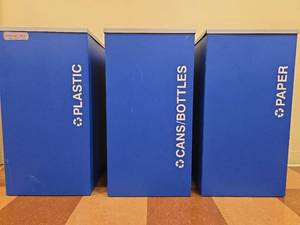 lot 13093 image: (3) Commercial Recycling Bin Set