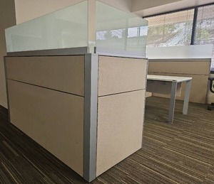lot 13002 image: Modern Office Cubicle System with Privacy Panels