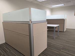 lot 20034 image: Humanscale Modern Office Cubicle Workstation Woth 1 Suite and Cubicle