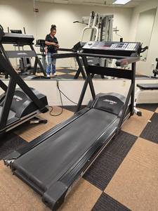 lot 20070 image: Life Fitness 9000 HR Commercial Treadmill