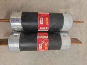 lot 49674 image: (2) 600V Fusetron Fuses - Set of 2