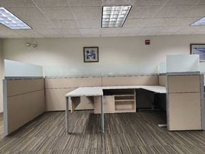 lot 20404 image: Modern Office Cubicle Workstation Set
