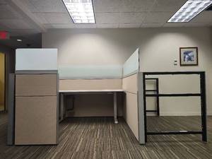 lot 20405 image: Teknion District Height-Adjustable Workstation