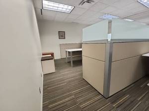 lot 20407 image: Modern Office Cubicle Workstation Set