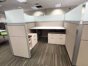 lot 20410 image: Modern Office Cubicle Workstation Set