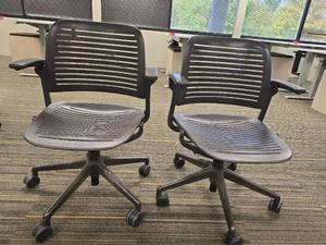 lot 49751 image: (2) Steelcase Cachet Office Chairs