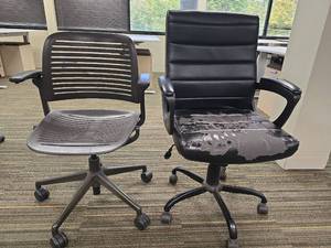 lot 49753 image: (2) Office Chairs