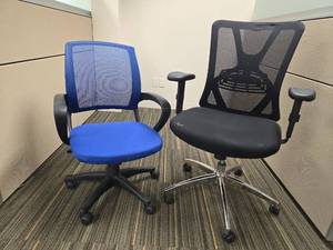 lot 49765 image: Ergonomic Mesh Office Chairs - Black and Blue