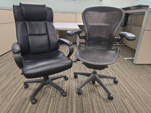 lot 49768 image: (2) Office Chairs