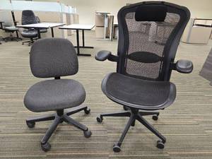 lot 49779 image: (2) Office Chairs