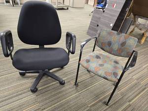lot 49781 image: Office Chair Set - Task Chair and Guest Chair