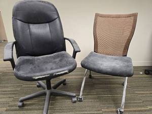 lot 49791 image: (2) Office Chairs with Mesh Back