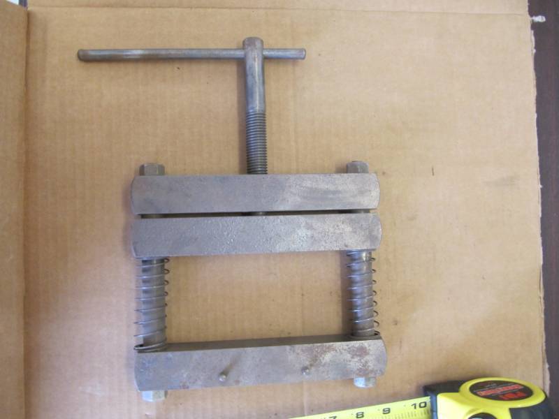 lot 768 image: 9 HAND PRESS - DETROIT- CATERPILLAR - CUMMINS - INTERNATIONAL DT (SHOP TOOLS)