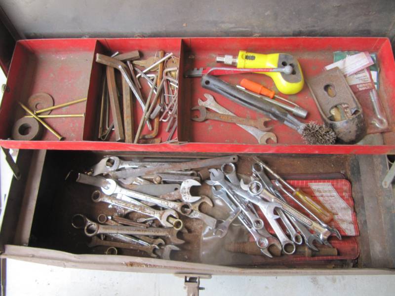 lot 778 image: TOOL BOX WITH MISC TOOLS